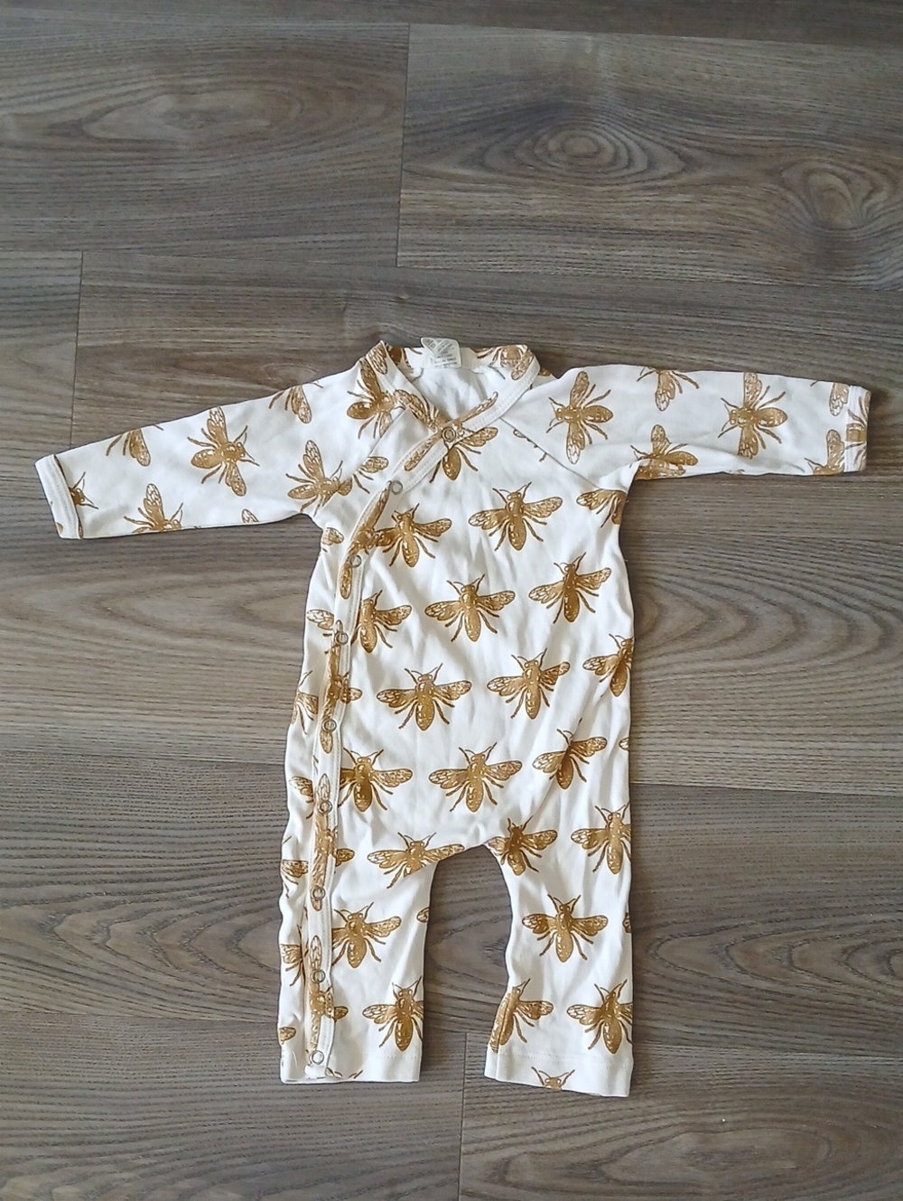 kate quinn 3-6 Month Kimono Snap Long Sleeve One Piece with Gold Bee Print EUC